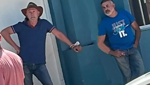 El supuesto a Nuñez, junto a su abogado Marcos Wdowiak (de sombrero)