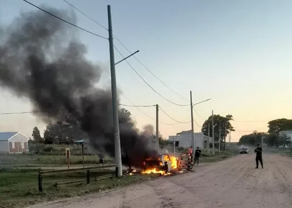 Incendio vehículo Los Charrúas1