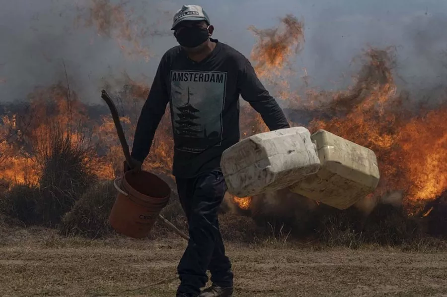 Persisten ocho focos de incendio activos en Corrientes 02