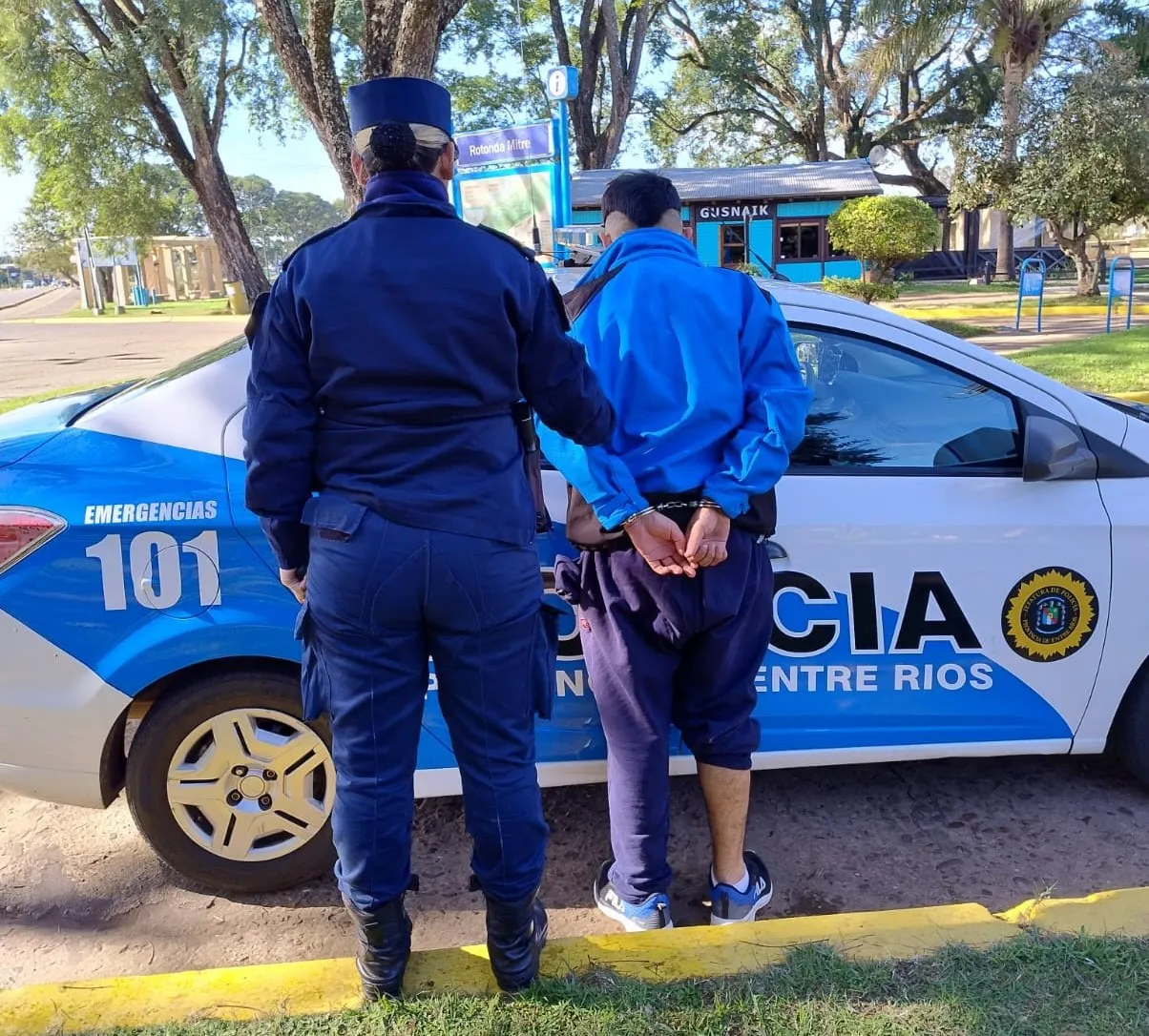 Bajó a entregar una carta dejó la camioneta con las llaves puestas y