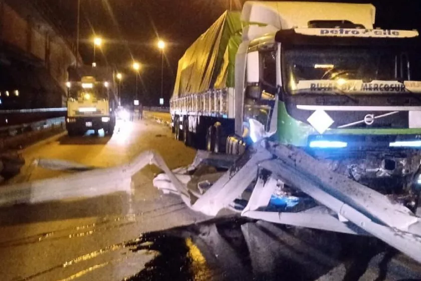 Zárate Brazo Largo Un camión chocó el guardarrail del Puente Mitre y