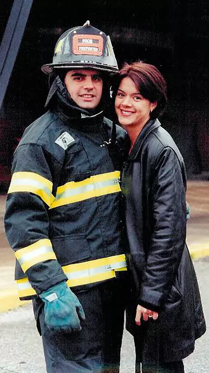 Sergio Villanueva, con su ropa de bombero, junto a su novia Tanya Tepper