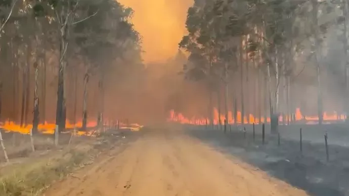 Corrientes: un avión hidrante que combatía los incendios se prendió fuego