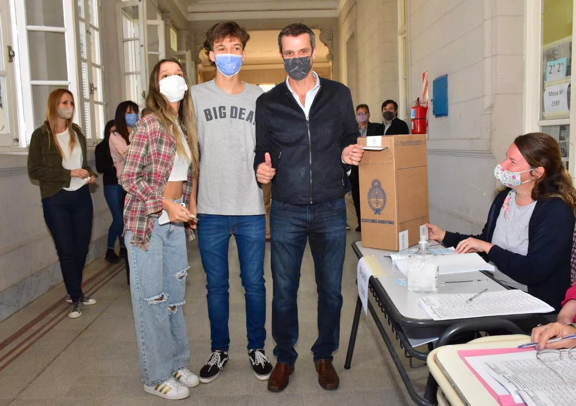 ENRIQUE CRESTO CON SUS HIJOS