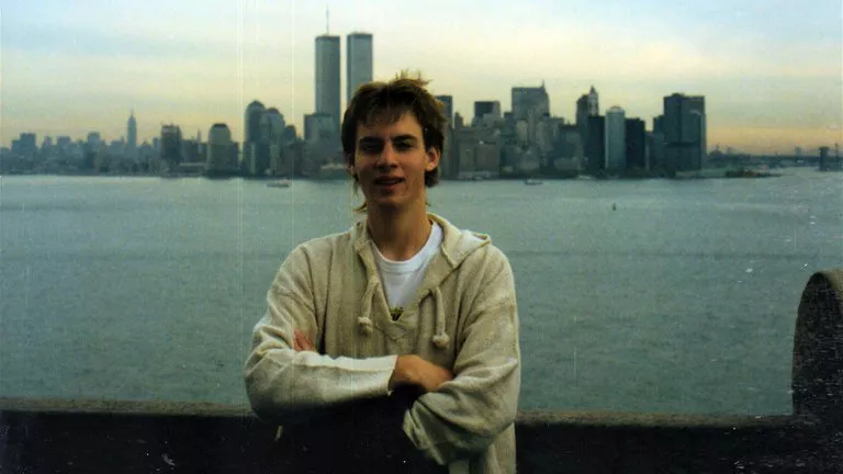 David English, en Nueva York, con las Torres Gemelas de fondo