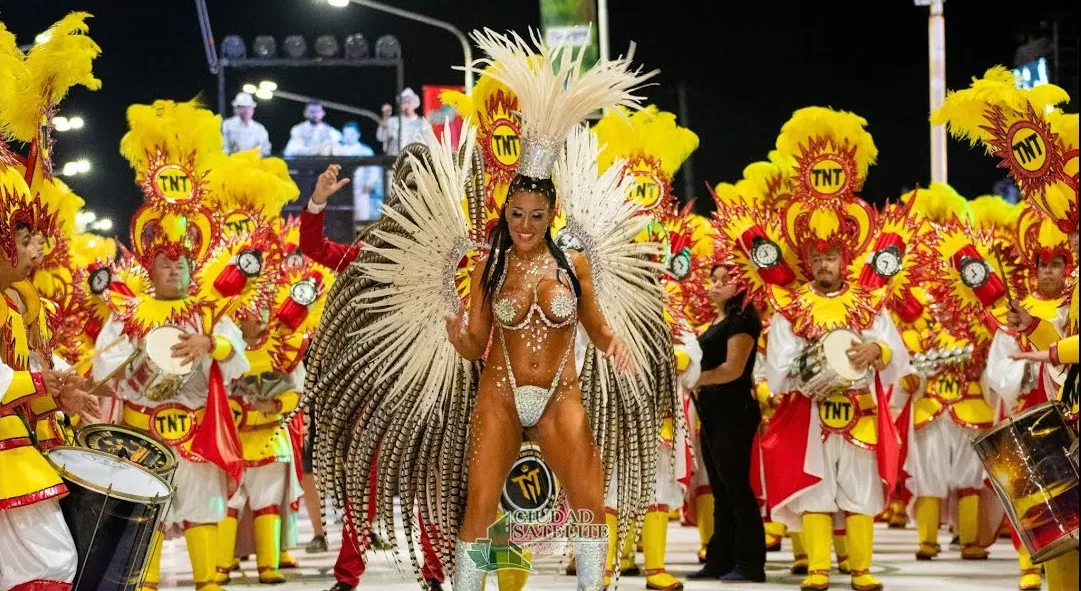 Show de batucada de Comparsa Emperatriz.