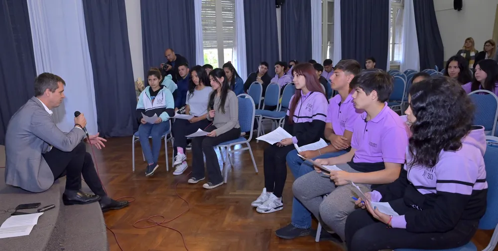 Cresto - entrevistado por alumnos - 006