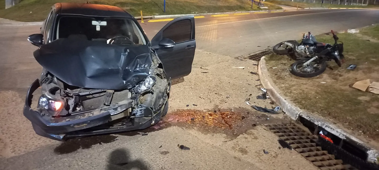 Otro choque entre un auto y una moto deja a dos jóvenes con lesiones ...