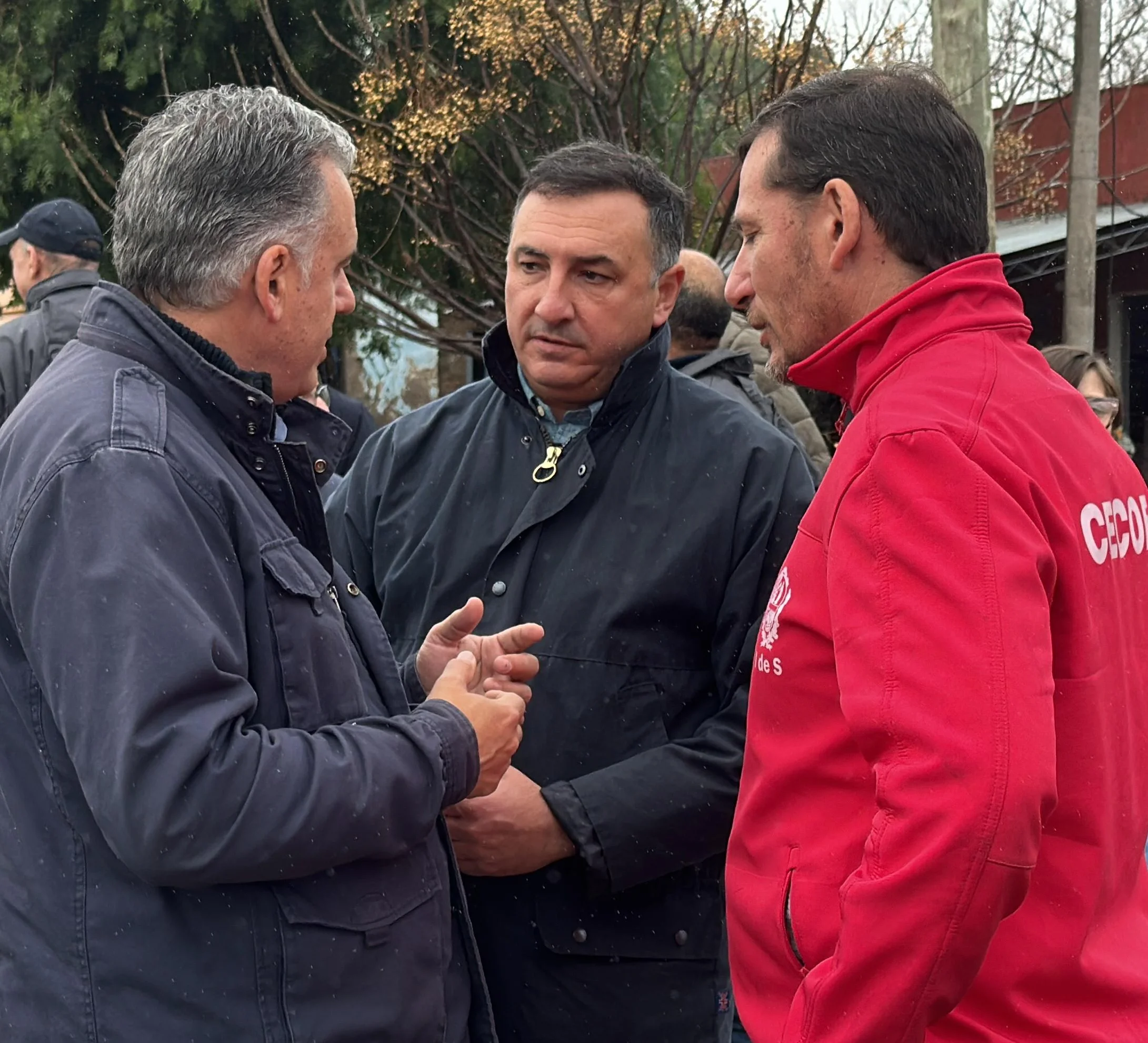 El presidente uruguayo, Yamandú Orsi, llegó el lunes a Salto para brindar ayuda por el fenómeno que azotó la ciudad,