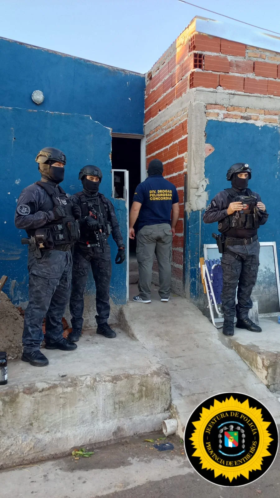 Policías de cuatro departamentales de la Provincia allanaron un narcokiosco, detuvieron a cuatro personas y secuestraron 8 envoltorios de cocaína.