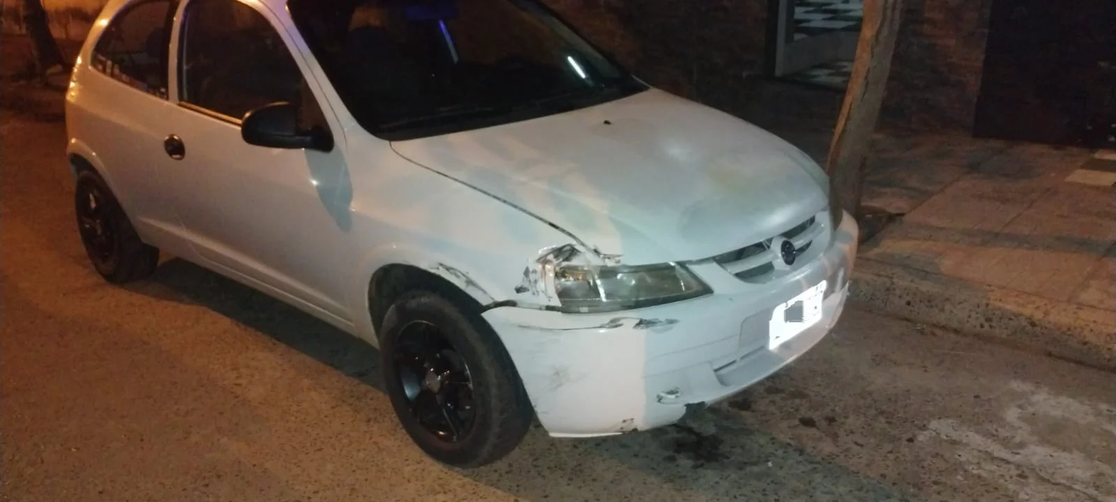 INSÓLITO EPISODIO: CONDUCTOR ALCOHOLIZADO CHOCÓ UN AUTO ESTACIONADO Y SE QUEDÓ DORMIDO EN SU CAMIONETA