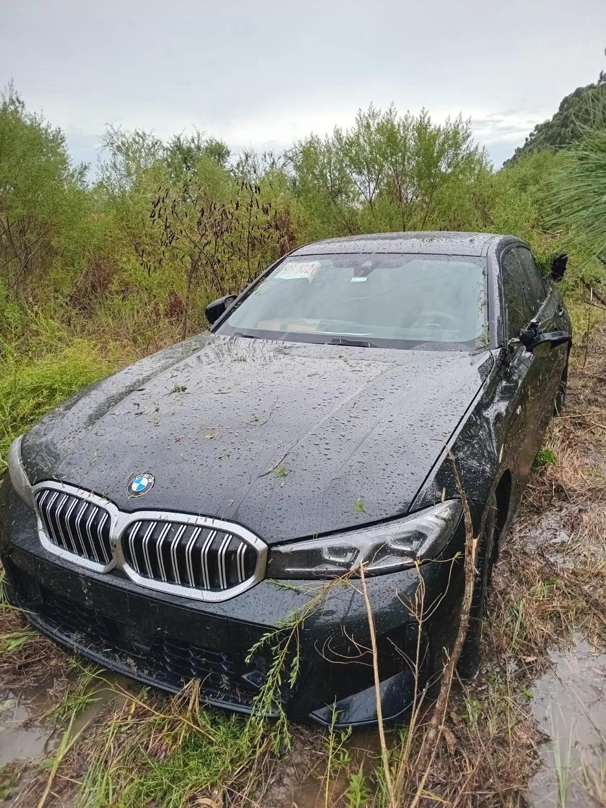 Por la lluvia un conductor perdió el control de su auto y terminó en la banquina