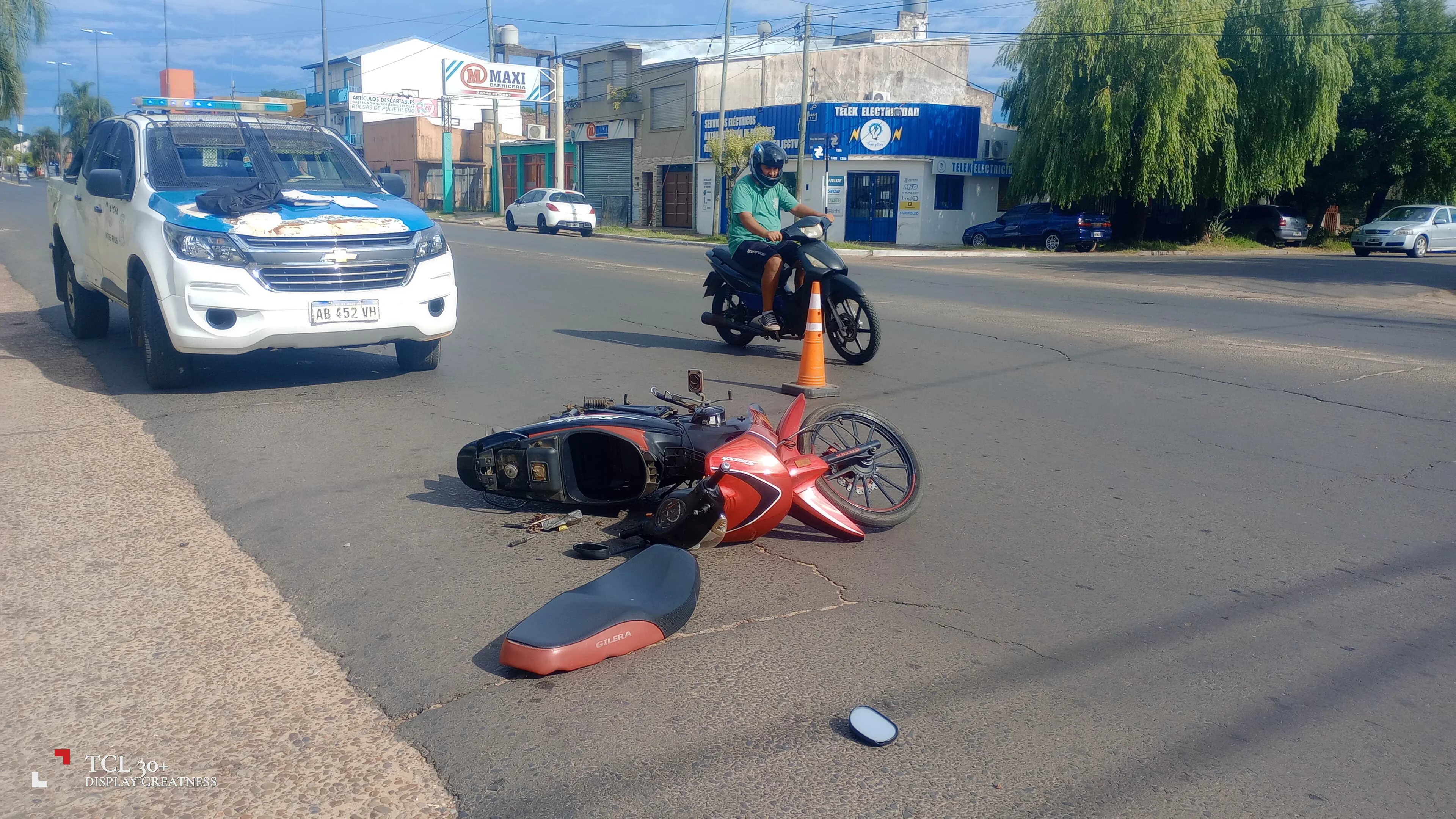 Choque entre dos motos: una motociclista de 62 años terminó en el hospital por sus propios medios
