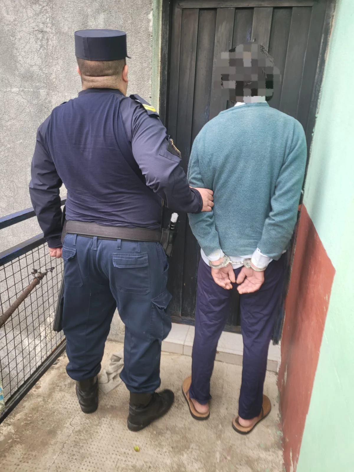 Allanamiento por amenazas: secuestran armas blancas y municiones; un detenido en barrio Ex Molino