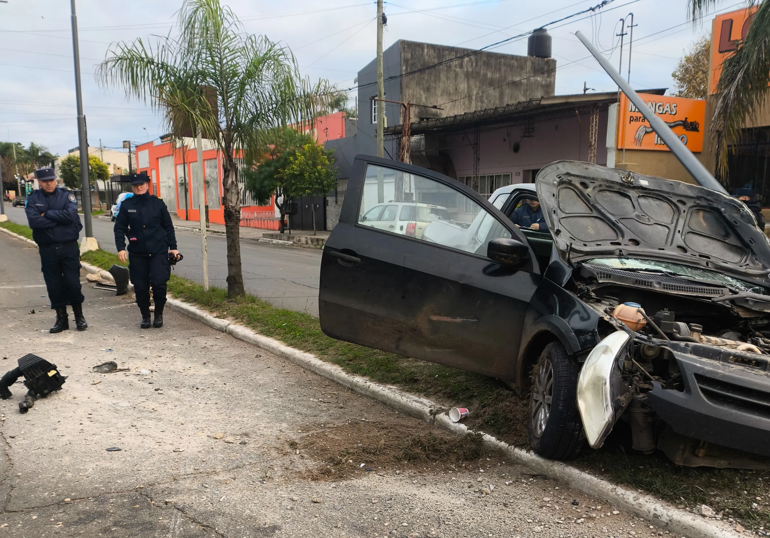 Violento impacto en Av. San Lorenzo: una Saveiro terminó contra un poste y dos personas fueron hospitalizadas