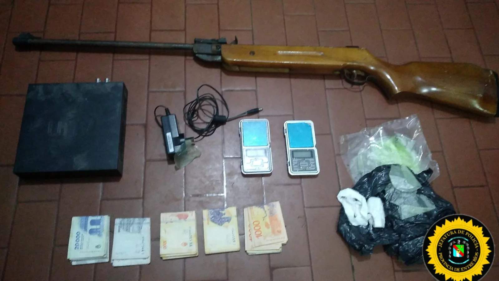 En otro operativo de la Comisaría 3ra. realizado ayer, se detuvieron seis personas, haciendo un total de 10 en un día, por supuesto narcotráfico.