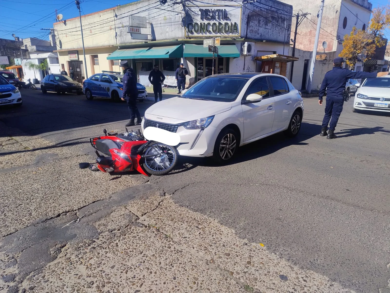 Tres mujeres implicadas en un accidente entre una moto y un auto, con la pasajera de 52 años lesionada.