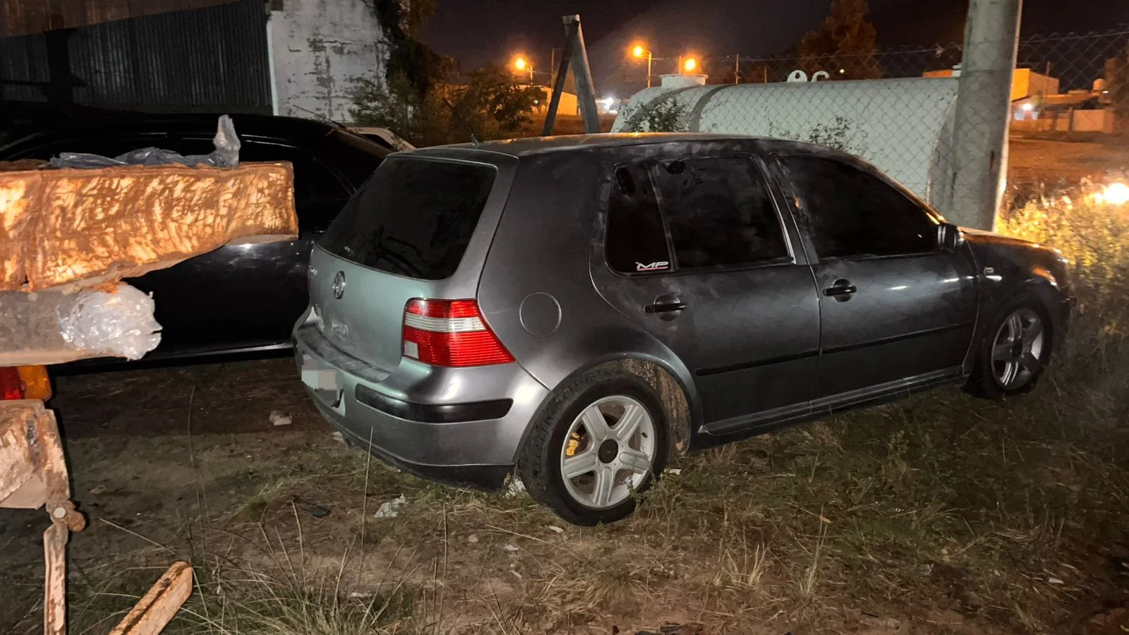 Allanamientos en cadena: secuestran un Volkswagen Golf y celulares clave en una causa por abuso de armas