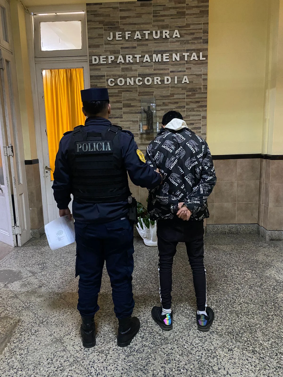 Hombre detenido por sustraer cuatro celulares bajo la modalidad punga en un local bailable