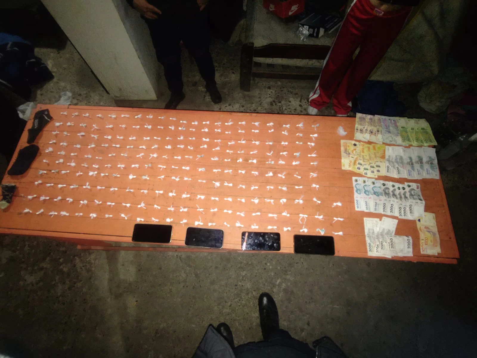 ALLANAMIENTOS POSITIVOS: SECUESTRO DE 260 ENVOLTORIOS DE COCAÍNA Y 03 PERSONAS DETENIDAS.