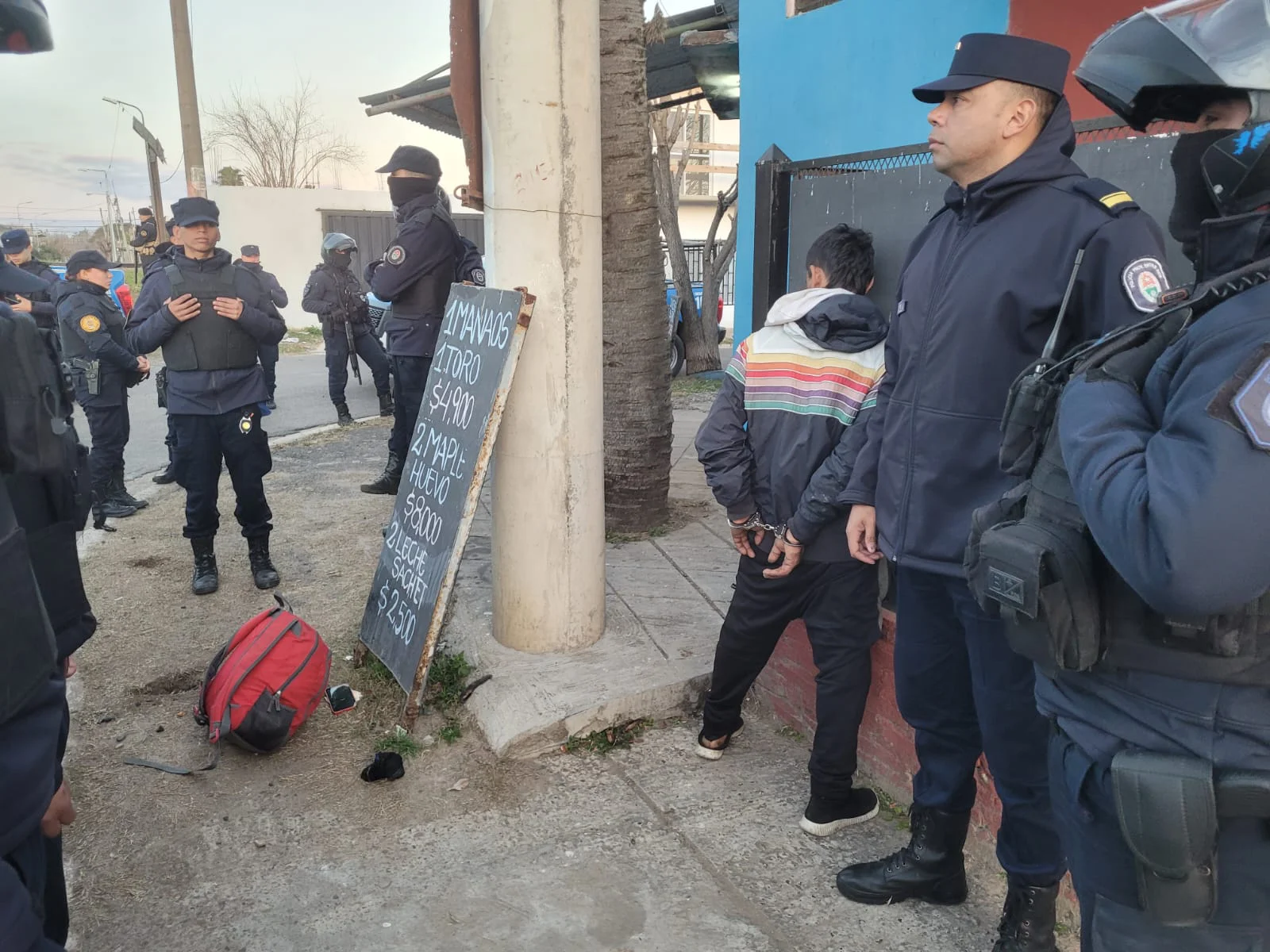Intentó huir por las vías y terminó detenido con droga
