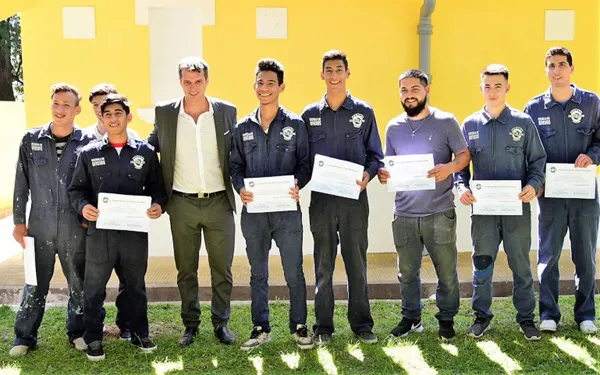 Esta iniciativa nacional, anunciada en las redes sociales por la ministra Patricia Bullrich, apunta a brindar formación en oficios y valores cívicos bajo la supervisión de Gendarmería Nacional.