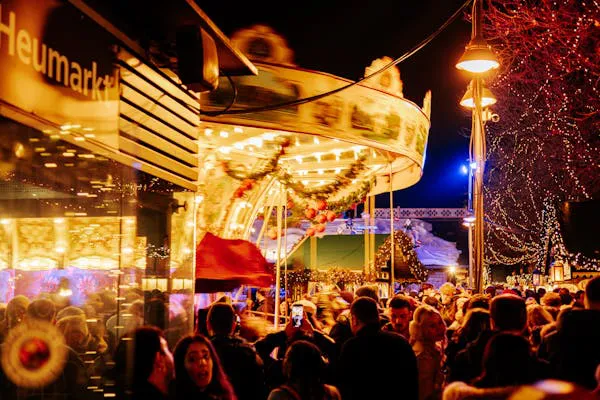 free-photo-of-mercado-navideno-lleno-de-gente