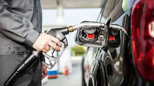 El gobierno aumentó los impuestos sobre los combustibles y otra vez subieron los precios de la nafta y el gasoil