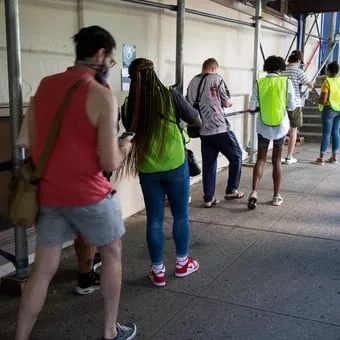 una-fila-de-vacunacion-contra____3qL8Xphb_340x340__1