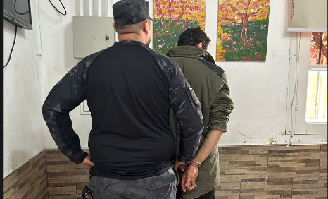 La Policía detuvo a un hombre que robó dos latas de sardinas en un comercio