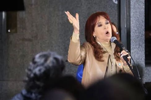 cristina-kirchner-en-la-sede-del-MP7IE6ILSBAAHCX4CNSOI6TWAI