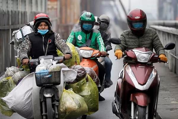motociclistas con mascarilla