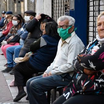 jubilados-esperan-su-turno-para___MTfozxfKn_340x340__1