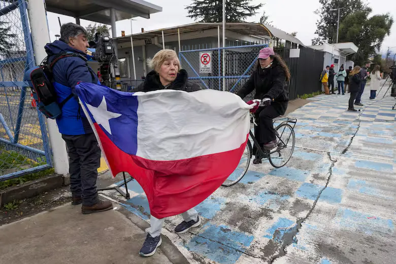 una-mujer-sostiene-una-bandera-chilena-en-apoyo-a-COYS7SQISZDV3MHQJAAPLAXISE