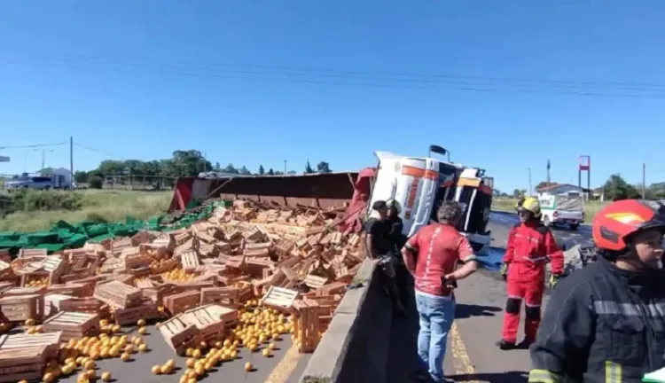 vuelco camion con frutas