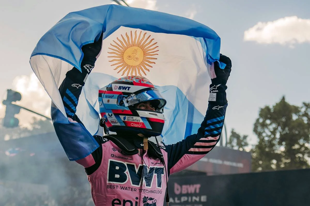 Franco-Colapinto-Road-Show-Buenos-Aires-2026-Bandera-Argentina