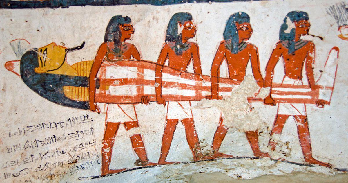 cuatro-hombres-cargan-una-momia-decoracion-de-la-tumba-de-amenemonet_46ed5faa_1200x630