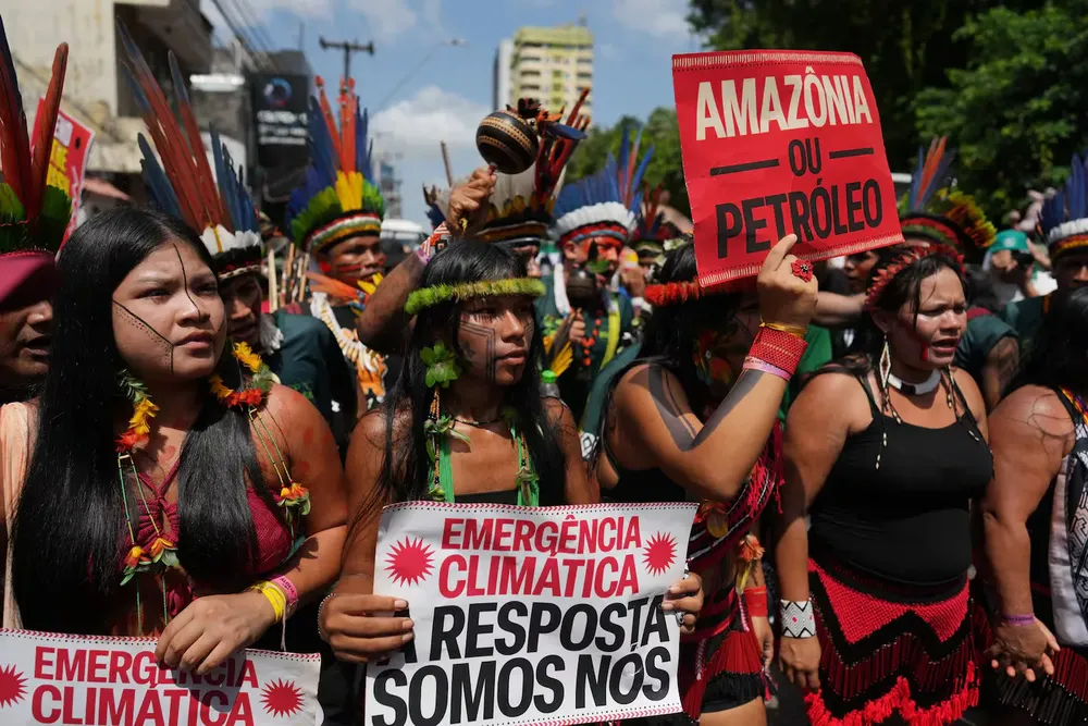activistas-indigenas-participan-en-una-protesta-climatica-durante-la-cumbre-del-clima-de-naciones-unidas-o-cop30-el-17-de-noviembre-de-2025-en-belem-brasil-ap-fotoandre-penner-XOIRUS2SUGWIVNDMBCCMBXGY