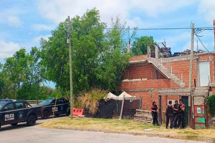 FOTO-1-DESALOJO-POLICIAS-PAGINA-12