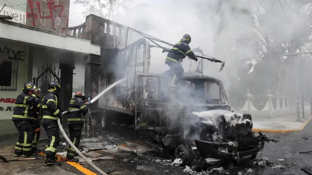 asi-quedo-el-camion-que-manifestantes-estrellaron-frente-a-un-cuartel-en-ciudad-de-mexico-foto-reuters-23UJSMII65ARNGMBPYJAMWJW3A