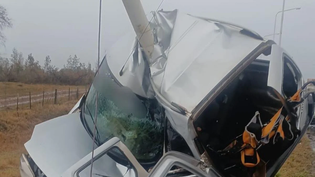 Un muerto tras un despiste sobre Ruta 12 donde un auto acabó "abrazado" a una columna