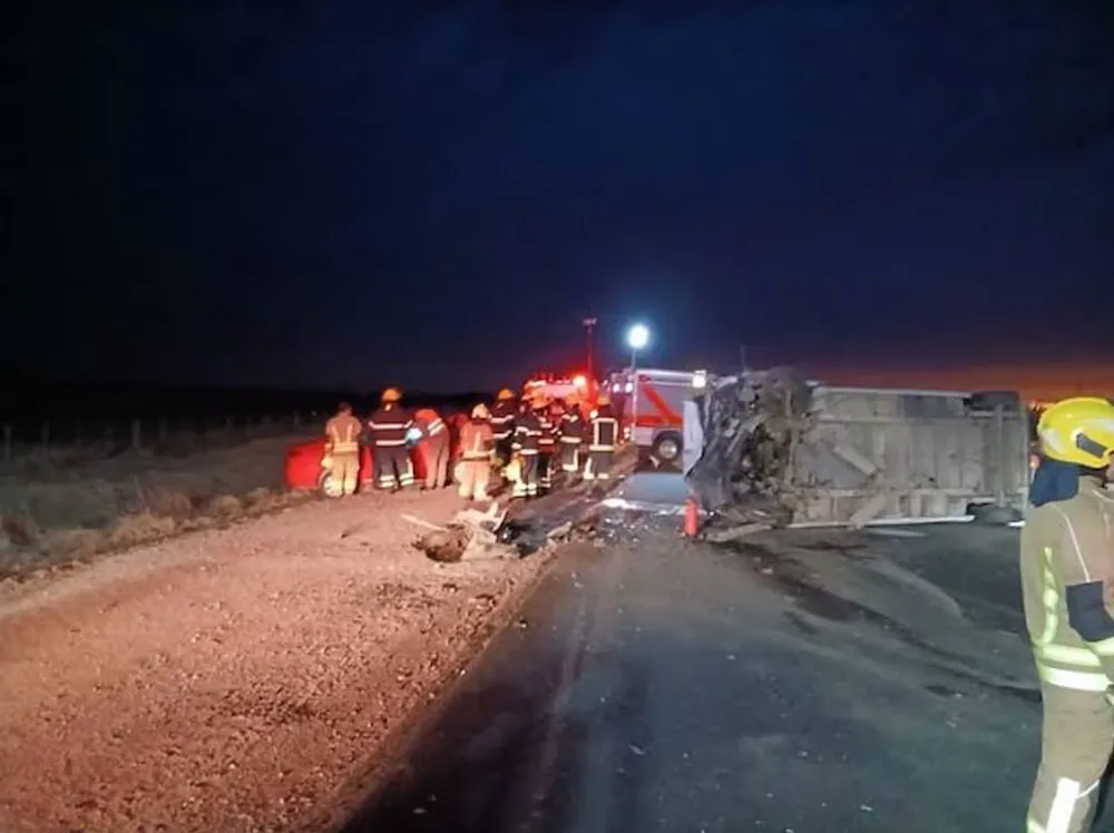 tragedia-cordoba-dos-muertos-y-16-ninas-heridas-un-choque-un-auto-y-un-minibus
