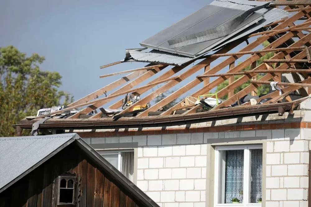 yba-casa-resulto-danada-tras-la-caida-de-restos-de-los-drones-rusos-en-el-municipio-de-wyryki-foto-r