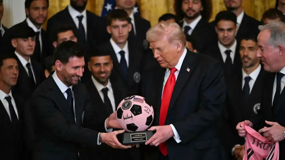 lionel-messi-le-entrego-a-donald-trump-una-pelota-de-futbol-conmemorativa-de-la-visita-2197694