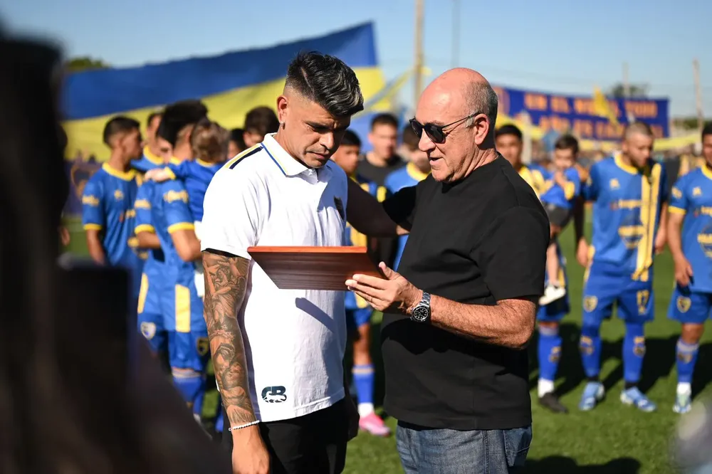 julio entrega plaqueta a BOU