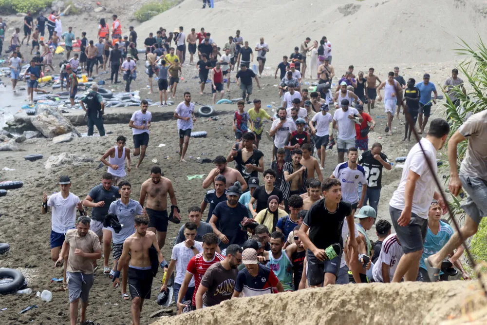 crisis-migratoria-ceuta-cientos-migrantes-ingresan-marruecos-y-espana-refuerza-la-frontera