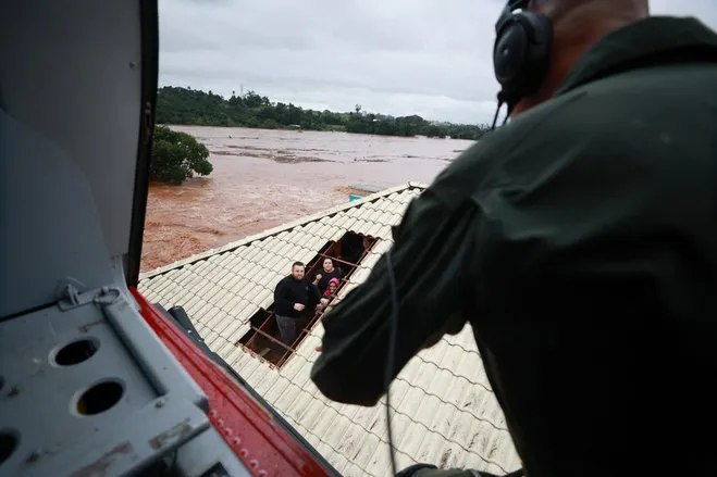helicoptero rescata familia