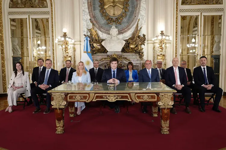 Javier Milei emitió el mensaje acompañado de su Gabinete