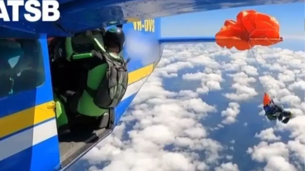 el-paracaidista-logro-liberarse-cortando-las-lineas-del-equipo-y-descendio-en-caida-libre-antes-de-abrir-su-paracaidas-principal-foto-captura-de-pantalla-de-video-DOENJEXHL5ALBIO73463WDH5J4