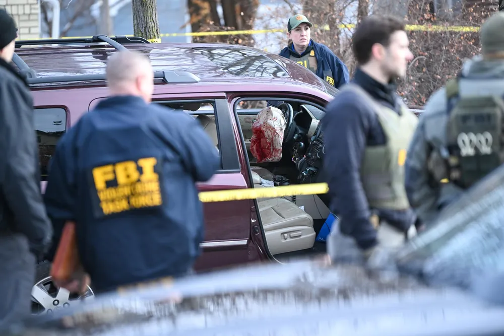 agente-del-ice-mato-una-mujer